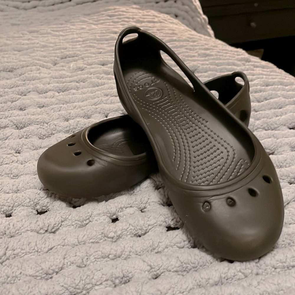 Women’s croc, ballet slippers in Brown size 7W